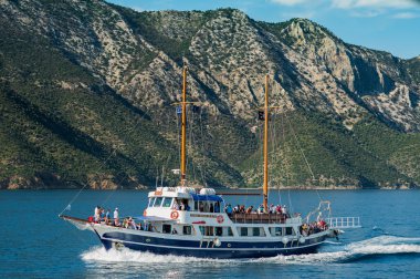 Skiathos giderken turist tekneleri