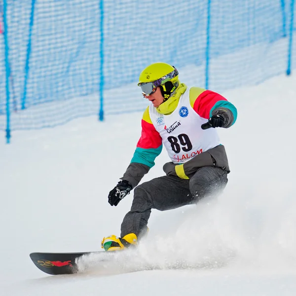 Unknown snowboarder performs — Stock Photo, Image