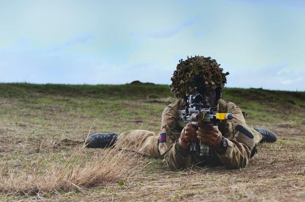 Forças armadas do Reino Unido com rifle semiautomático — Fotografia de Stock