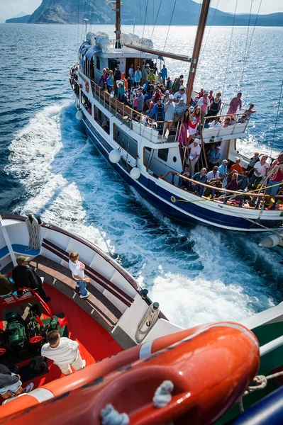 Barcos con turistas en el camino a Skiathos —  Fotos de Stock