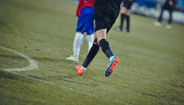 Giocatori di calcio sconosciuti esegue — Foto Stock