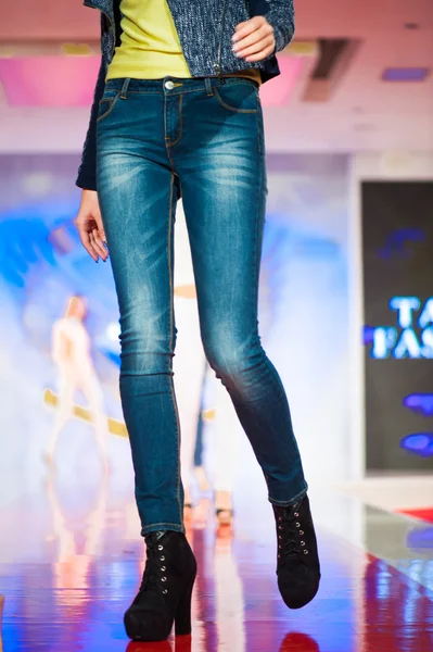 Mode-model op de catwalk — Stockfoto