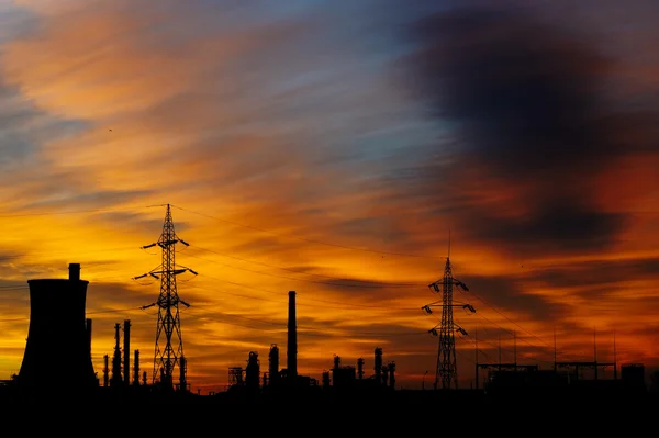 Silhouette industriale al tramonto — Foto Stock