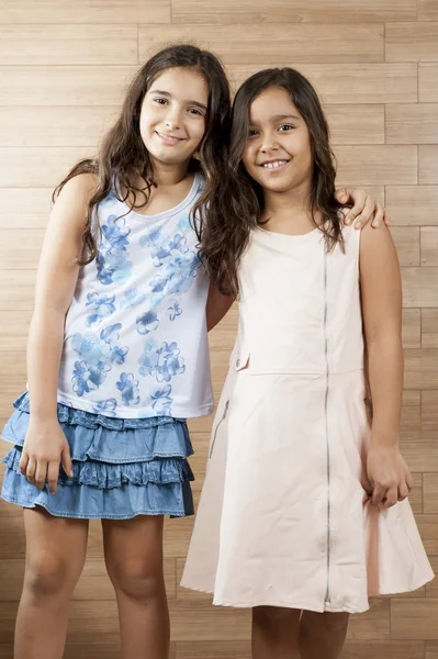 Dvě mladé dívky — Stock fotografie