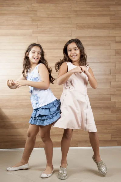 Två unga flickor leker — Stockfoto