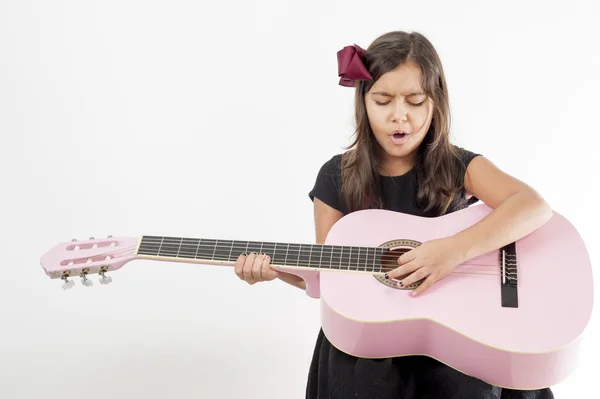 Дівчина грає на гітарі і співає — стокове фото
