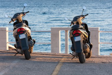 Bir çift siyah motosiklet üzerinde deniz