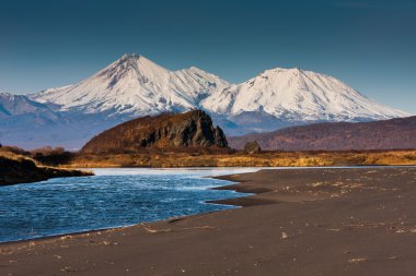 Kar dağlar, sonbahar tepeler ve soğuk Nehri
