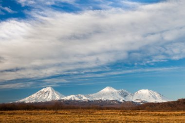 Üç kepli volkanlar kar. Alan, kuru ot, hills. Mavi gökyüzü,