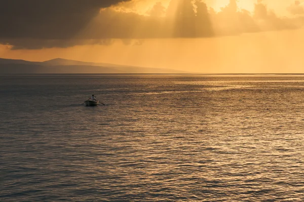 A lone fisherman in a boat. Adriatic Sea before the storm — Stock Photo, Image