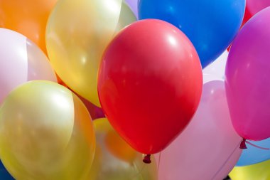 Bir sürü renkli hava ile şişirilen balonlar