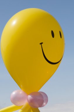 gülümseme ile sarı şişme balon