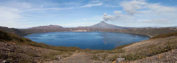 화산 분화입니다. 연기와 산 호수입니다. Karymsky 화산 — 스톡 사진