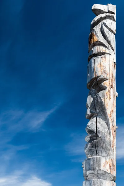 Houten totem noordelijke volkeren — Stockfoto