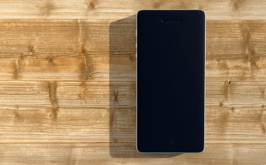 Ahşap masa üstünde Smartphone
