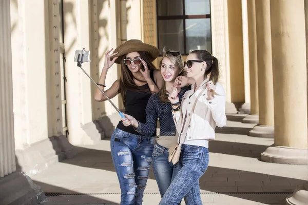 Leende tonårsflickor med telefon göra selfi — Stockfoto