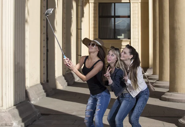 Smiling teenage girls with phone make selfi — Stock Photo, Image