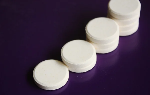 Pílulas espalhadas para cuidados de saúde — Fotografia de Stock