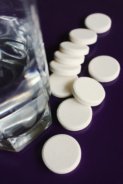Pílulas espalhadas para cuidados de saúde — Fotografia de Stock