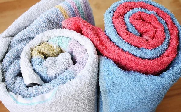 Рулоны цветных полотенец — стоковое фото