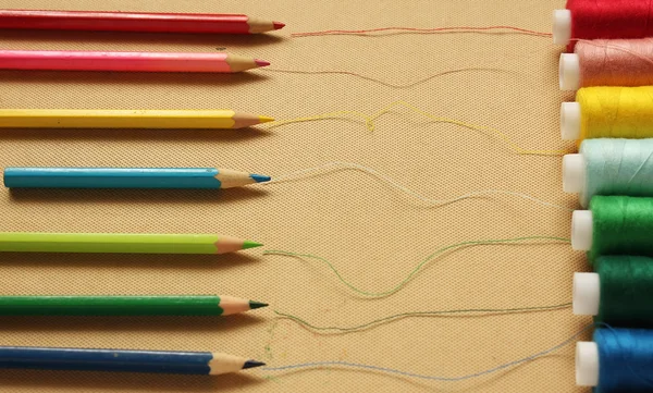 Kleur threads met potloden — Stockfoto