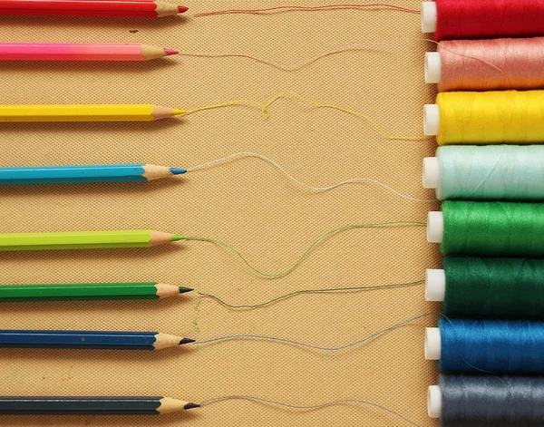 Kolor wątki z ołówki — Zdjęcie stockowe