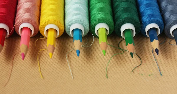 Farbfäden mit Bleistiften — Stockfoto