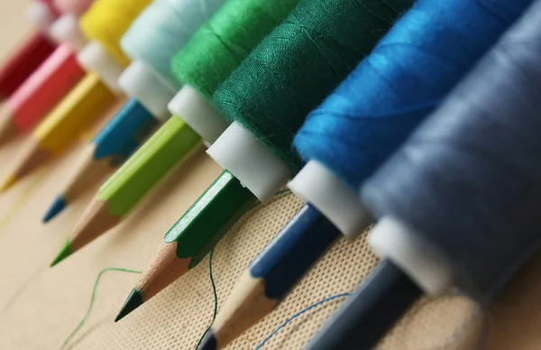 Hilos de colores con lápices —  Fotos de Stock