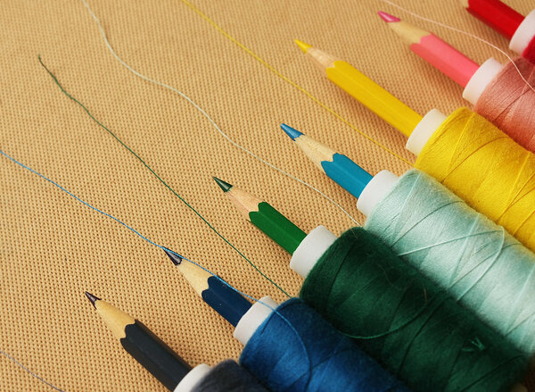 Цветные нити с карандашами
