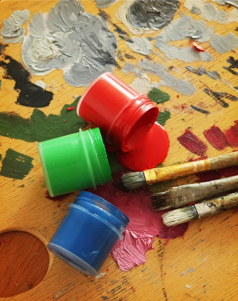 Pitture a colori con pennelli — Foto Stock