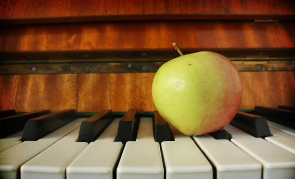 Elma ve piyano