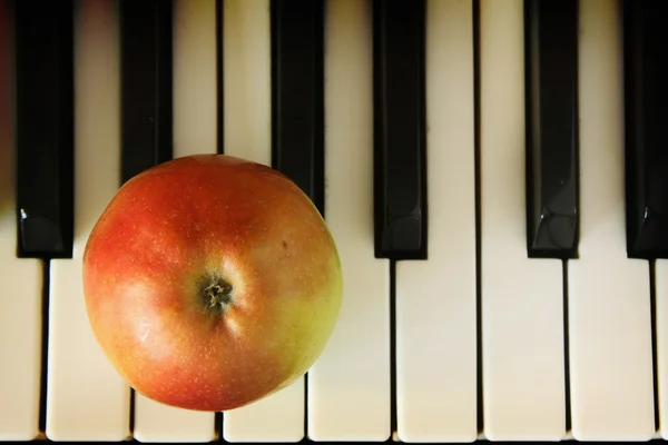 Elma ve piyano