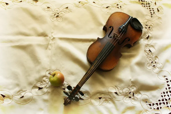 Apple och violin — Stockfoto