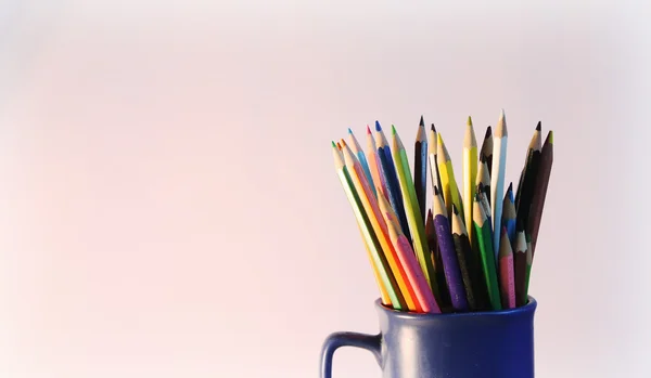 Lápices de color en la taza —  Fotos de Stock