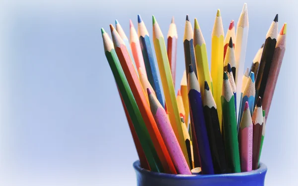 Crayons de couleur dans la tasse — Photo