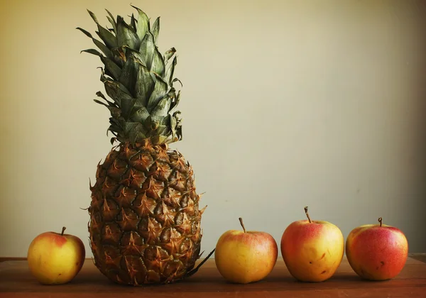 Composición de frutas apetitosas con piña — Foto de Stock