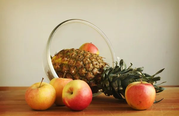 Composizione di frutta dell'appetito con ananas — Foto Stock