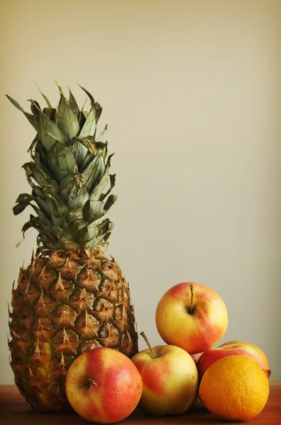 与菠萝食欲水果组成 — 图库照片