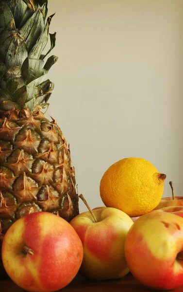 Composición de frutas apetitosas con piña — Foto de Stock