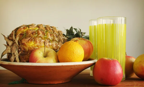 İştah meyve ananas ile kompozisyon — Stok fotoğraf