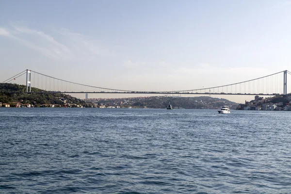 Vista costeira do distrito de Bebek pelo Bósforo, Istambul — Fotografia de Stock