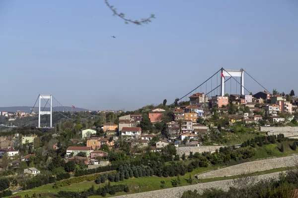 Blick auf die Bosporus-Brücke aus dem istinye-Viertel von Istanbul. die brücke verbindet die asiatische und europäische seite Istanbuls. — Stockfoto