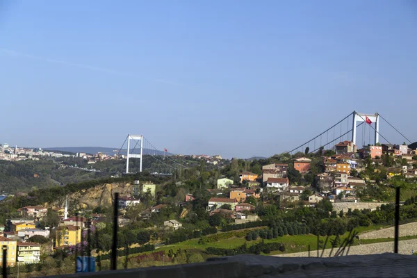 Istinye Mahallesi Istanbul 'un boğaz köprüsünden görünümünü. Köprünün Istanbul 'un Asya ve Avrupa taraf bağlanır. — Stok fotoğraf