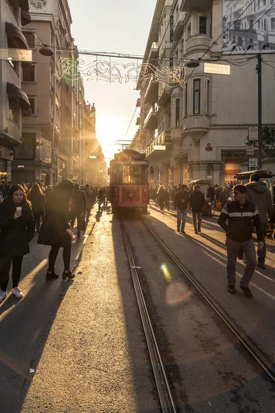 Menigte van mensen lopen op de Independence Avenue (Istiklal Caddesi in Turks), Istanbul, Turkije. — Stockfoto