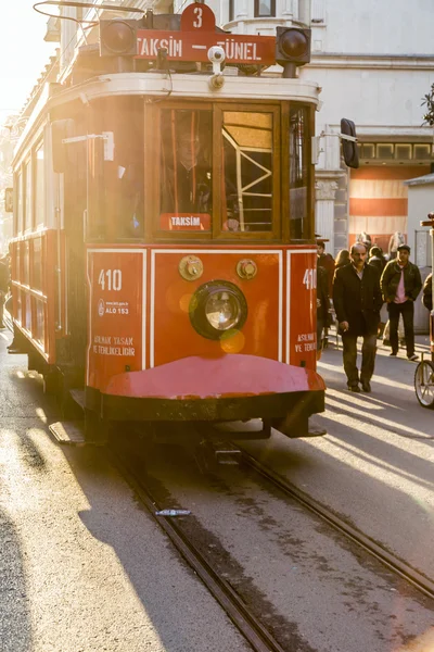 Crowd of people walking at the Independence Avenue (Istiklal Caddesi in Turkish), Istanbul, Turkey. — Stock Photo, Image