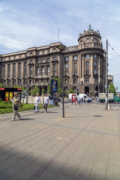 Detalle arquitectónico genérico y vista a la calle desde el centro de Belgrado la capital serbia — Foto de Stock