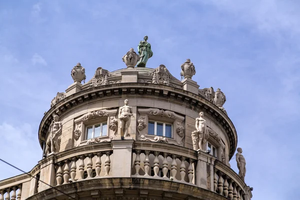 Detalle arquitectónico genérico y vista a la calle desde el centro de Belgrado la capital serbia — Foto de Stock