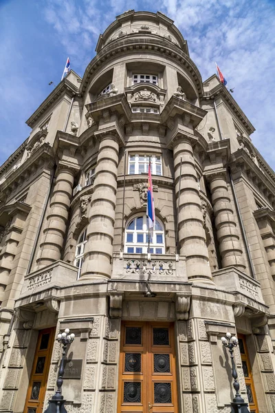 Detalle arquitectónico genérico y vista a la calle desde el centro de Belgrado la capital serbia — Foto de Stock