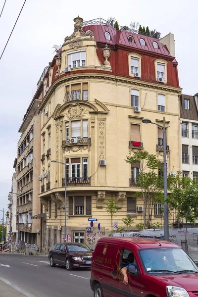 Detalle arquitectónico genérico y vista a la calle desde el centro de Belgrado la capital serbia —  Fotos de Stock