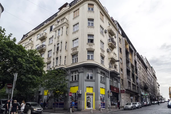 Détail architectural générique et vue sur la rue depuis le centre de Belgrade la capitale serbe — Photo